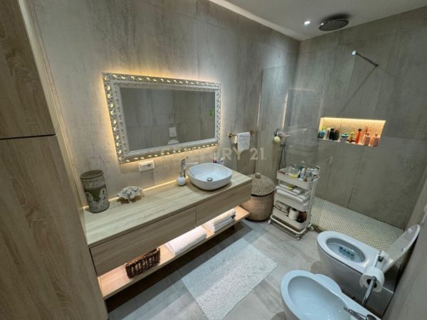 Tirane, jap me qera apartament 2+1 , 179 m² 1.300 € (Radison Hotel, Liqeni i Thatë)