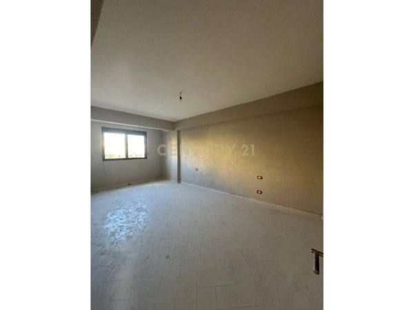 Durres, shitet apartament 2+1+Ballkon Kati 2, 92 m² 87.000 € (STADIUMI)