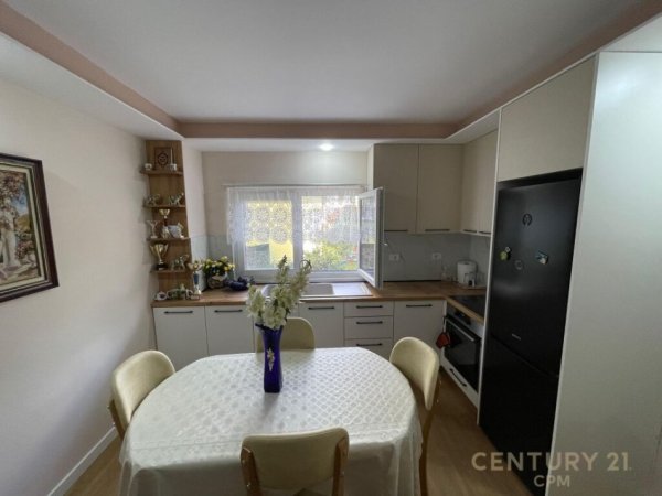 Tirane, jepet me qera apartament 1+1 Kati 1, 62 m² 800 € (komuna)