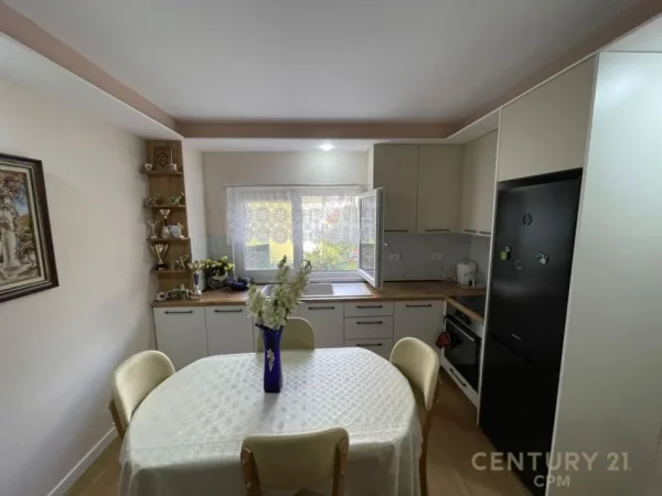 Tirane, jepet me qera apartament 1+1 Kati 1, 62 m² 800 € (komuna)