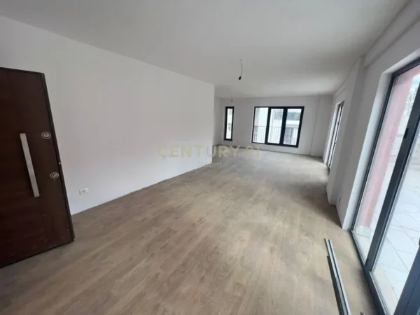 Tirane, shitet apartament 3+1 Kati 6, 190 m² 339.000 € (kodra e diellit)