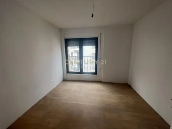 Tirane, shitet apartament 3+1 Kati 6, 190 m² 339.000 € (kodra e diellit)