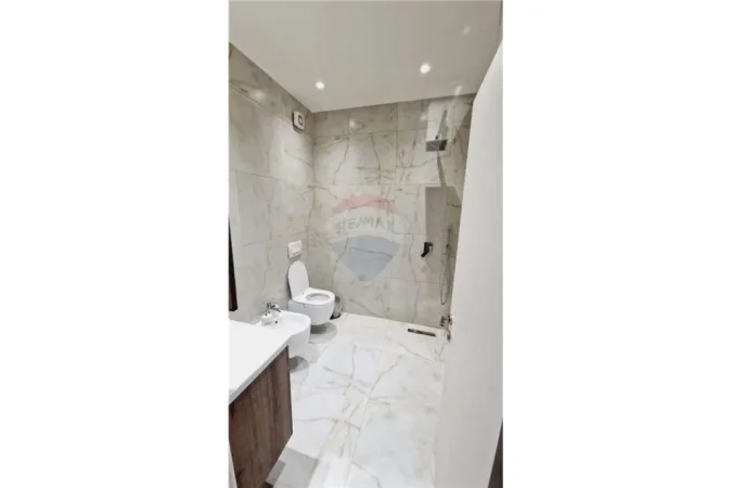 Tirane, jepet me qera apartament 2+1 Kati 1, 750 € (Rruga e Dibres)