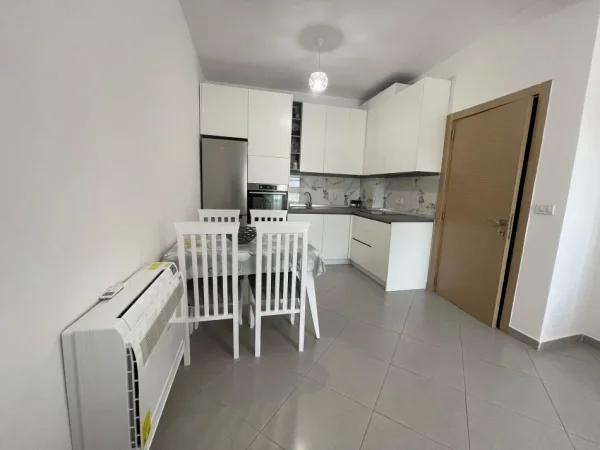 Tirane, jepet me qera apartament 1+1+Ballkon Kati 4, 65 m² 450 € (Petro Nini Luarasi)