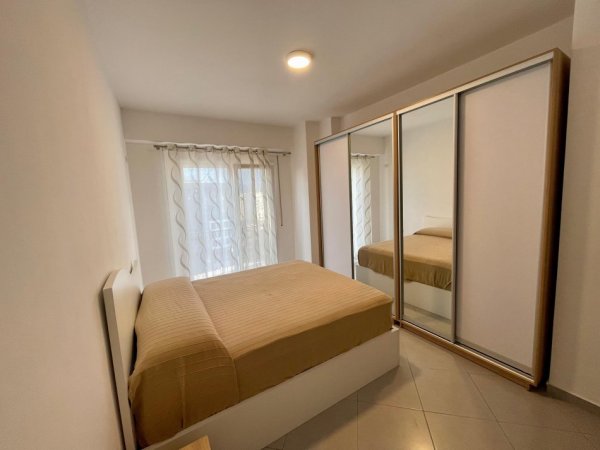 Tirane, jepet me qera apartament 1+1+Ballkon Kati 4, 65 m² 450 € (Petro Nini Luarasi)