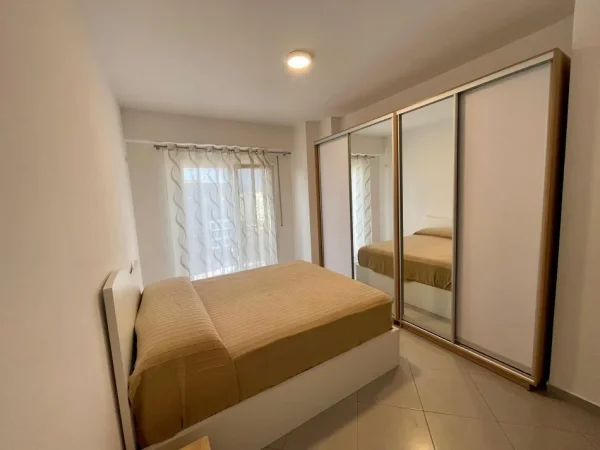 Tirane, jepet me qera apartament 1+1+Ballkon Kati 4, 65 m² 450 € (Petro Nini Luarasi)