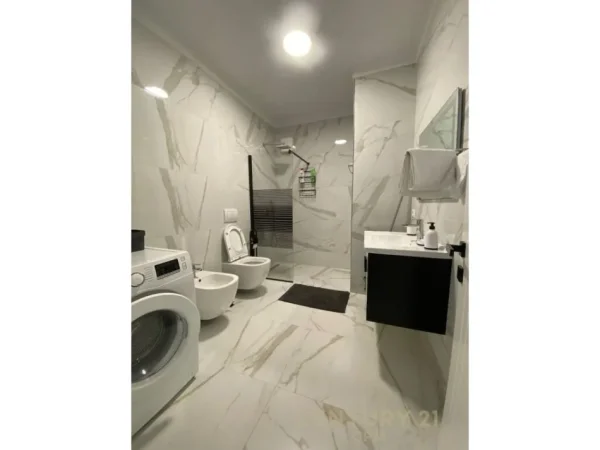 Tirane, jepet me qera apartament 2+1 Kati 9, 92 m² 900 € (komuna e parisit)