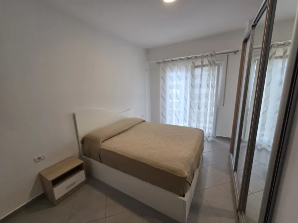 Tirane, jepet me qera apartament 1+1+Ballkon Kati 4, 65 m² 450 € (Petro Nini Luarasi)