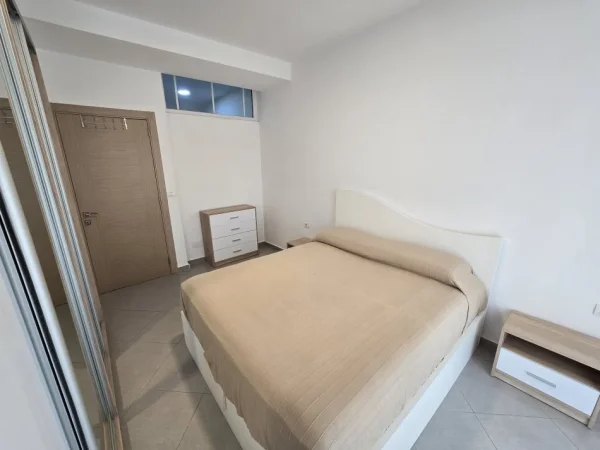 Tirane, jepet me qera apartament 1+1+Ballkon Kati 4, 65 m² 450 € (Petro Nini Luarasi)