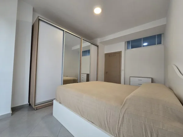 Tirane, jepet me qera apartament 1+1+Ballkon Kati 4, 65 m² 450 € (Petro Nini Luarasi)