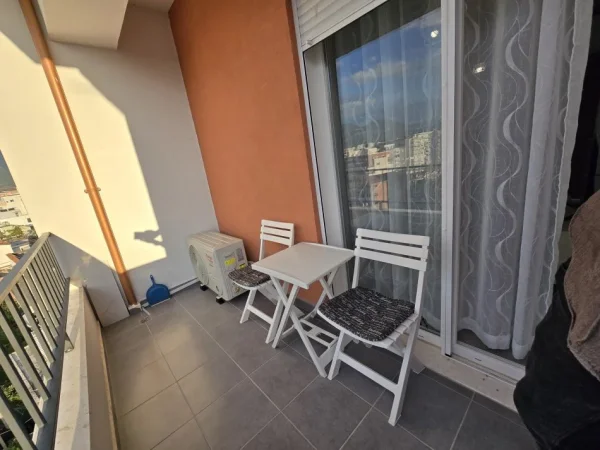 Tirane, jepet me qera apartament 1+1+Ballkon Kati 4, 65 m² 450 € (Petro Nini Luarasi)