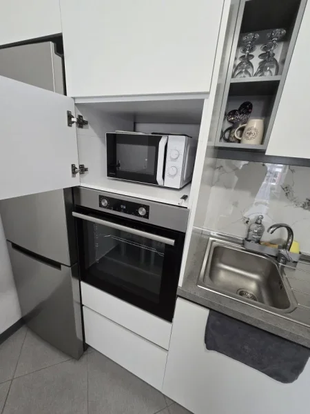 Tirane, jepet me qera apartament 1+1+Ballkon Kati 4, 65 m² 450 € (Petro Nini Luarasi)