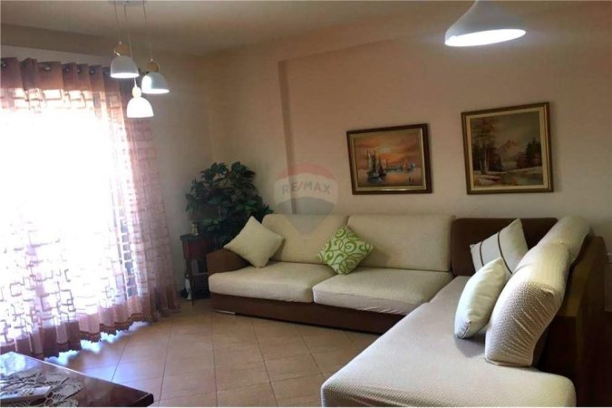 Tirane, jepet me qera apartament 1+1 Kati 9, 65 m² 550 € (Komuna e Parisit)