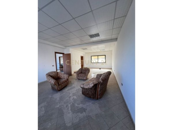 Durres, jepet me qera apartament 2+1 Kati 1, 150 m² 270 € 