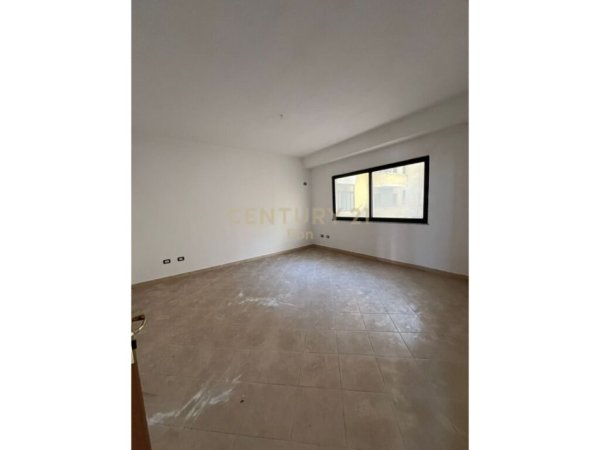Durres, jepet me qera apartament 2+1 Kati 1, 150 m² 270 € 