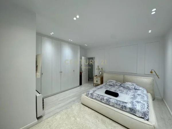 Tirane, jepet me qera apartament 2+1 Kati 1, 179 m² 1.300 € (liqeni i thate)