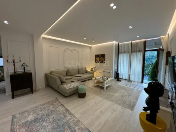 Tirane, jepet me qera apartament 2+1 Kati 1, 179 m² 1.300 € (liqeni i thate)