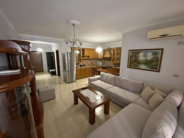 Tirane, jepet me qera apartament 4+1 Kati 8, 95 m² 450 Euro (komuna e parisit)