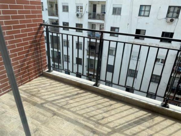 Tirane, jepet me qera apartament 1+1+BLK Kati 4, 70 m² 400 Euro (rruga 5 Maj)