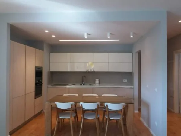 Tirane, jepet me qera apartament 2+1+A+BLK Kati 13, 120 m² 2.000 Euro (Stadiumi “Air Albania” tek Amabsador 3)