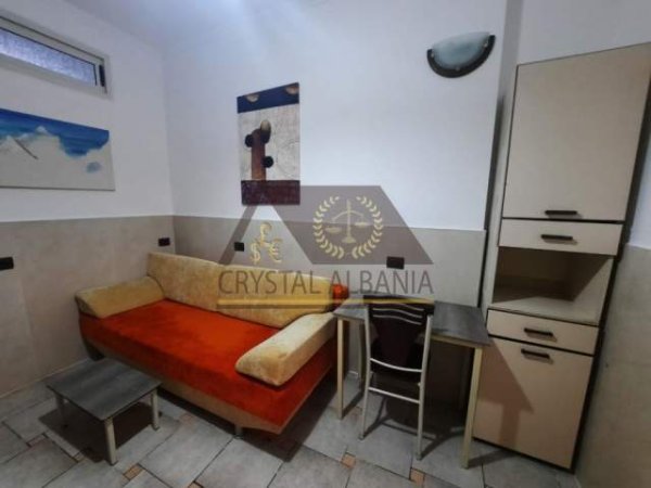 Tirane, jepet me qera apartament 1+1 Kati 2, 49 m² 370 Euro (Rruga 5 Maji)
