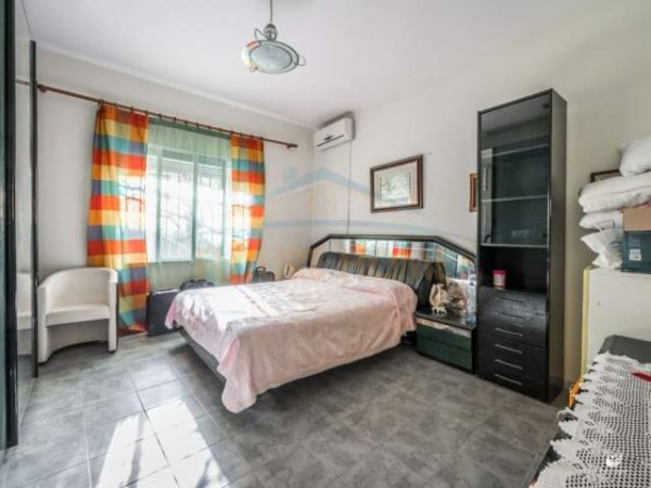 Durres, ofert Vile 1+1 Kati 2, 100 m² 300 Euro (Bulevardi Epidam)