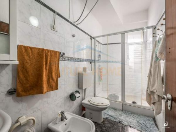 Durres, ofert Vile 1+1 Kati 2, 100 m² 300 Euro (Bulevardi Epidam)