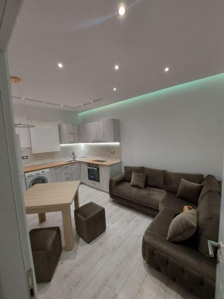 Tirane, jepet me qera shtepi 370 Euro