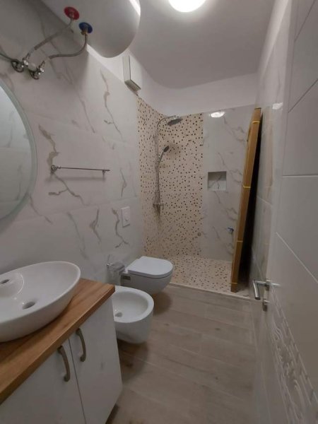 Tirane, jepet me qera apartament 1+1 Kati 1, 50 m² 420 Euro (Rr. Hoxha Tahsin)