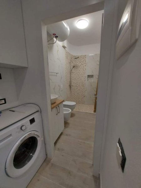 Tirane, jepet me qera apartament 1+1 Kati 1, 50 m² 420 Euro (Rr. Hoxha Tahsin)