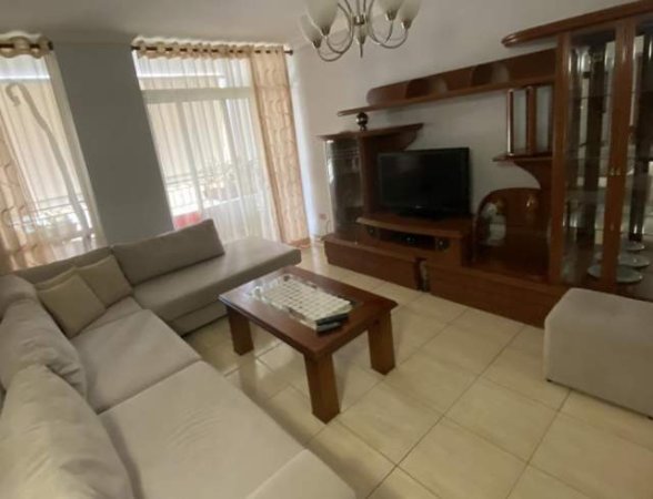 Tirane, jepet me qera apartament 2+1+BLK Kati 8, 95 m² 450 Euro (KOMUNA E PARISIT)