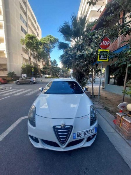 Durres, shitet makine Alfa Romeo Giulietta Viti 2011, 5.800 Euro