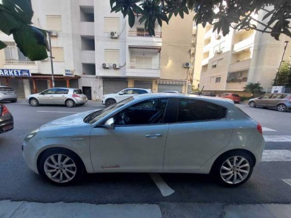 Durres, shitet makine Alfa Romeo Giulietta Viti 2011, 5.800 Euro