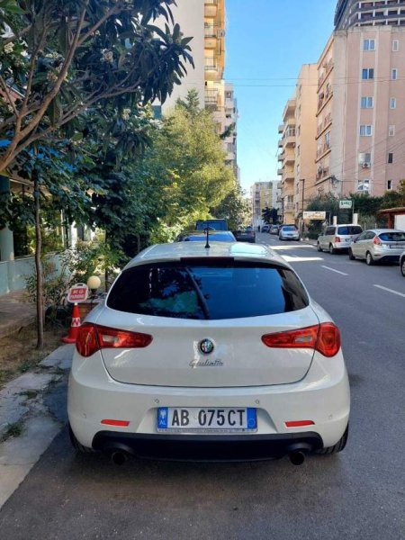 Durres, shitet makine Alfa Romeo Giulietta Viti 2011, 5.800 Euro