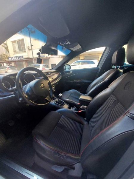 Durres, shitet makine Alfa Romeo Giulietta Viti 2011, 5.800 Euro