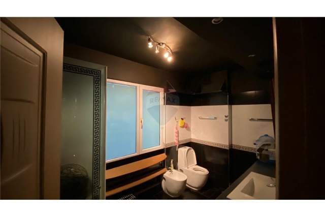 Tirane, jepet me qera apartament 2+1 230 m² 1.000 Euro (laprake)
