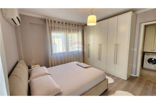 Tirane, jepet me qera apartament 2+1 Kati 7, 123 m² 1.200 Euro (BLLOK)