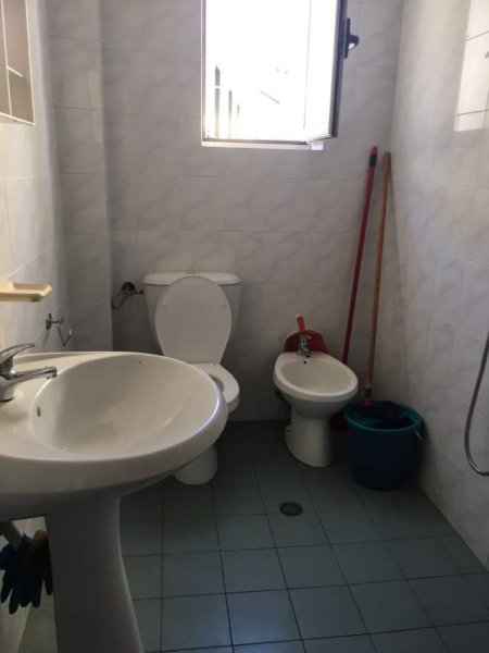 Tirane, jepet me qera apartament 2+1 Kati 4, 67 m² 42.000 Leke (rruga e Elbasanit)