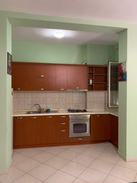 Tirane, jepet me qera apartament 1+1 Kati 1, 62 m² 300 Euro (Liqeni thate)