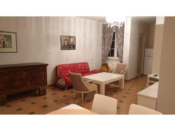 Tirane, jepet me qera apartament 3+1+BLK 150 m² 1.300 Euro (Blloku)
