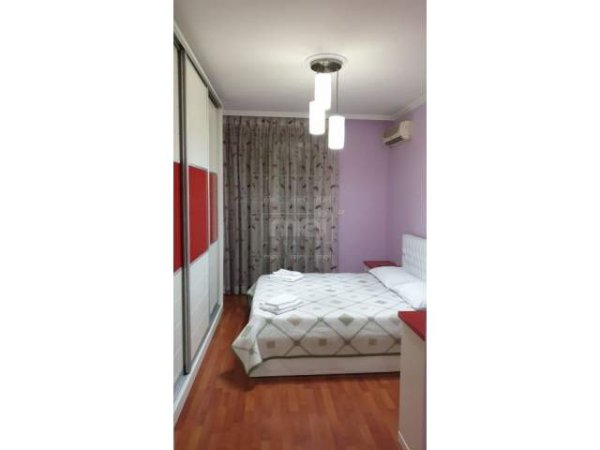 Tirane, jepet me qera apartament 3+1+BLK 150 m² 1.300 Euro (Blloku)