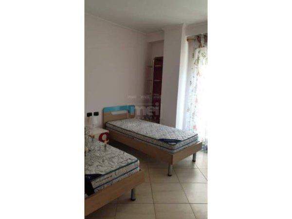 Tirane, jepet me qera apartament 2+1+A 120 m² 805 Euro (Stacioni i Trenit)