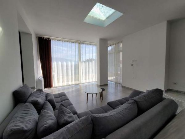 Tirane, jepet me qera Vile 4+1 Kati 3, 300 m² 1.700 Euro (kodra e diellit 2)