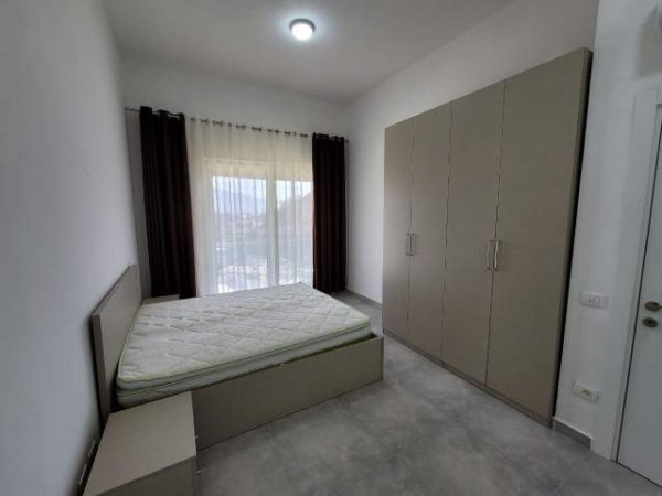 Tirane, jepet me qera Vile 4+1 Kati 3, 300 m² 1.700 Euro (kodra e diellit 2)