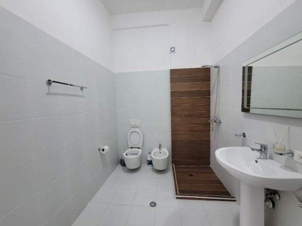 Tirane, jepet me qera Vile 4+1 Kati 3, 300 m² 1.700 Euro (kodra e diellit 2)