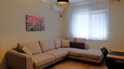 Jepet apartament 1+1 me qira, i cili ka një vendodhje shumë të mirë tek 21 Dhjetori,