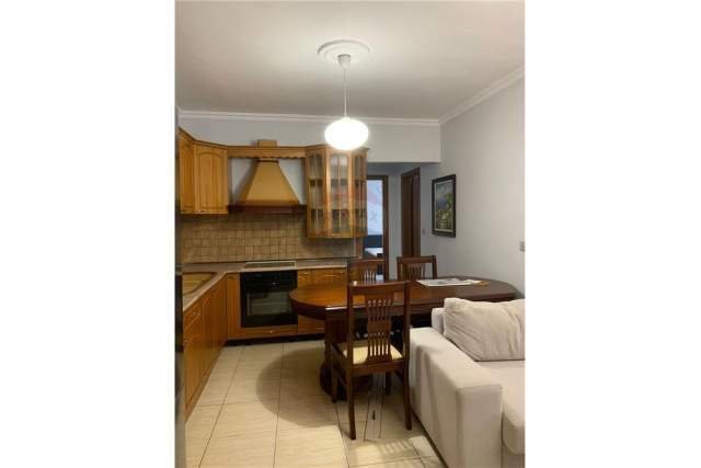 Tirane, jap me qera apartament 2+1 95 m² 450 Euro (Komuna Parisit)