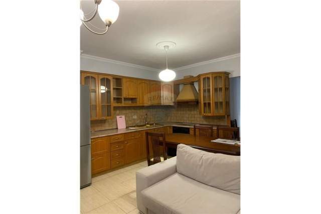 Tirane, jap me qera apartament 2+1 95 m² 450 Euro (Komuna Parisit)