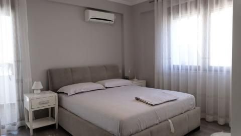 Apartamenti 2+1 për qira, ndodhet në një nga zonat më të preferuara për të jetuar, i cili ka një vendodhje strategjike, ne zonen e Bllokut,