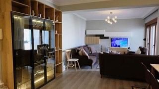 Apartamenti 2+1 për qira, ndodhet në një nga zonat më të preferuara për të jetuar, i cili ka një vendodhje strategjike, ne zonen e Bllokut,